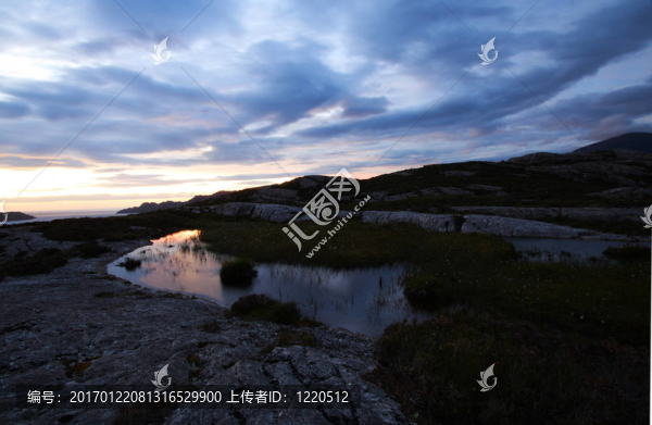 天空和水坑的水；高原