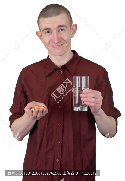帶著水和藥片的年輕人