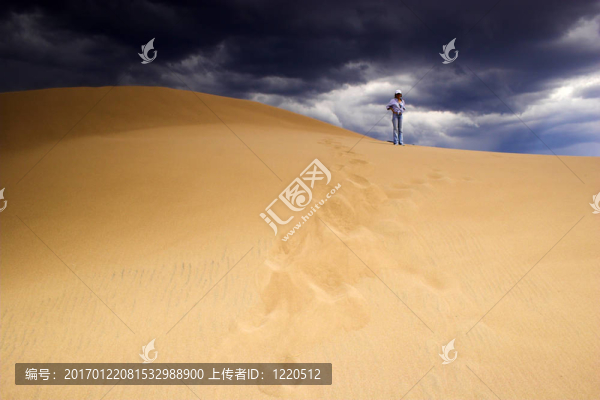 人們?cè)谏城鹕闲凶? title=