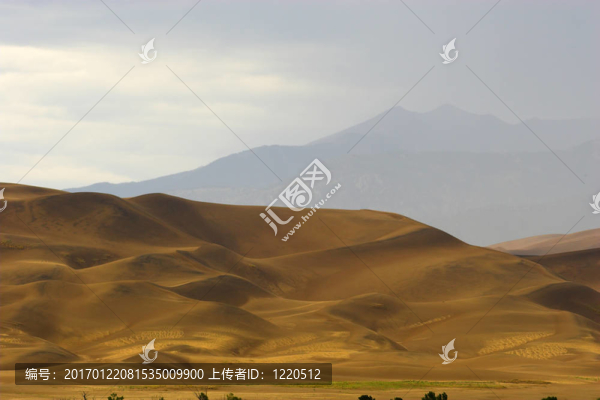 沙丘雷暴