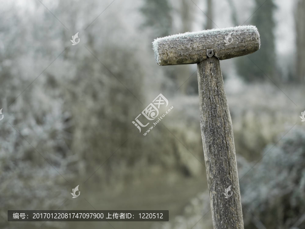 冬季場景以冰鏟和鄉(xiāng)村背景為特色