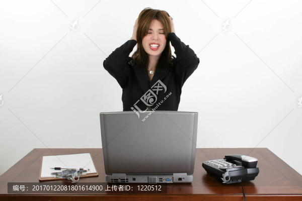 美麗的西班牙女人在書桌上