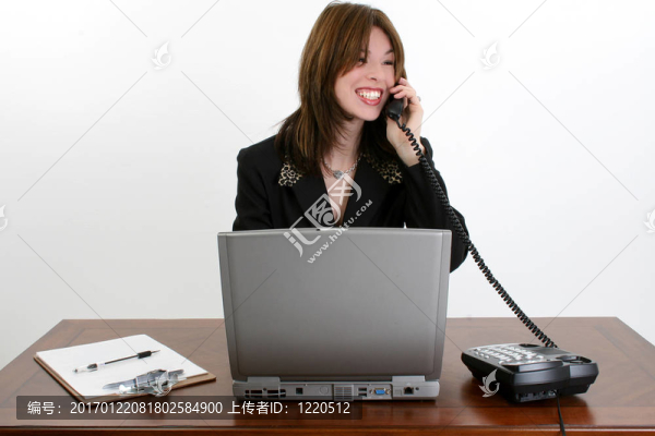 美麗的西班牙女人在書桌上