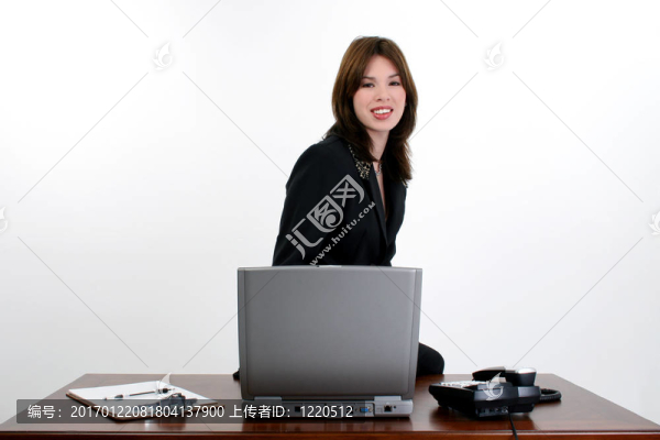 美麗的西班牙女人在書桌上