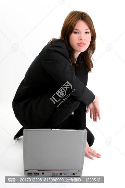 美麗的西班牙女孩與筆記本電腦