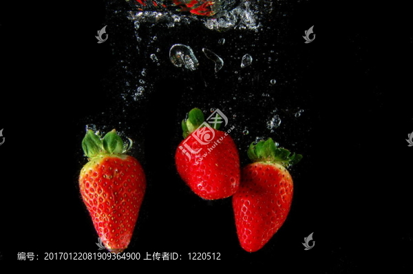 草莓在水