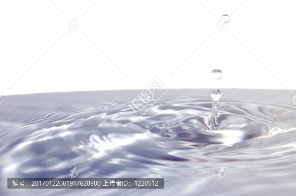 白色水滴上的水滴