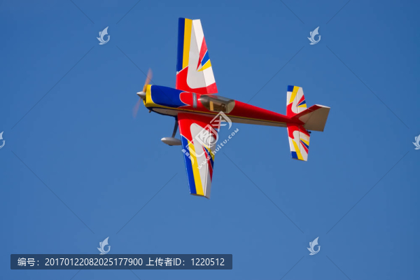 特技模型飛機做特技表演