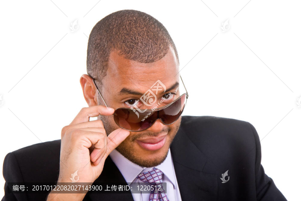 黑businessmand拉下太陽鏡