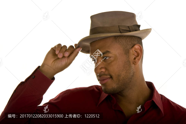 穿紅帽子的黑男人