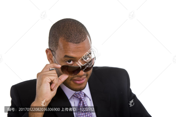 黑衣男子看墨鏡