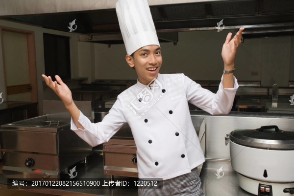 中國(guó)廚師在餐廳廚房