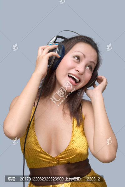 帶耳機的歡呼女孩