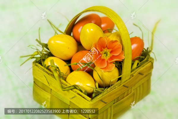 黃橙色的復(fù)活節(jié)籃子