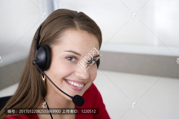 女商人在耳機