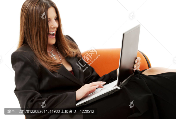 隨著筆記本電腦在椅子的商人