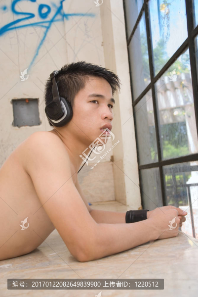 少年透過窗戶凝視