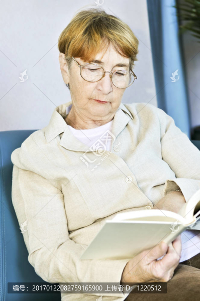 老婦人閱讀書