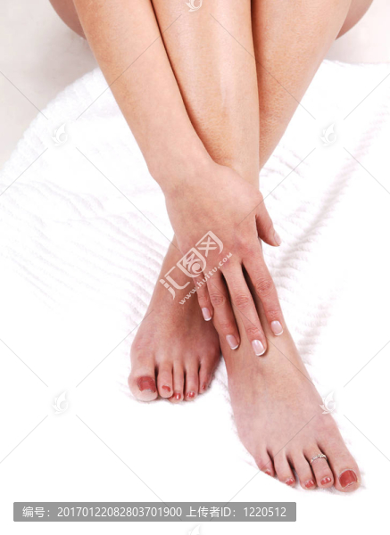 一個年輕女人的腳。