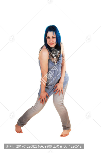 站著的藍頭發(fā)女孩。