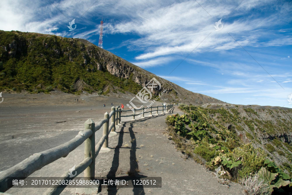 在伊拉蘇火山口