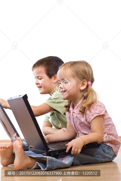 孩子們?cè)诠P記本電腦上玩