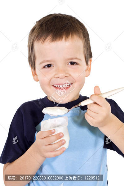 健康男孩吃酸奶