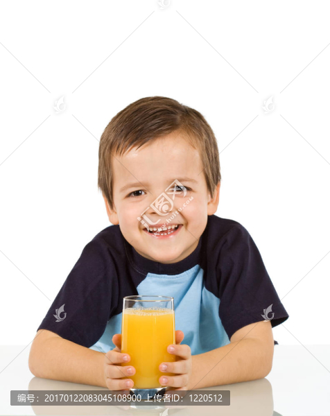 小男孩喝一杯果汁