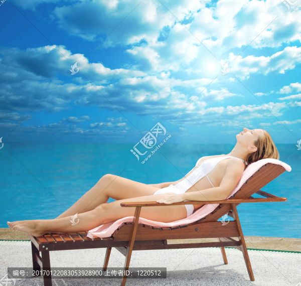 海洋附近的女人