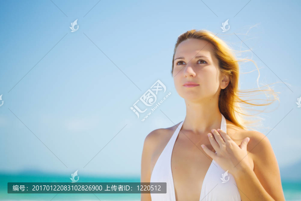熱帶海灘上的女人