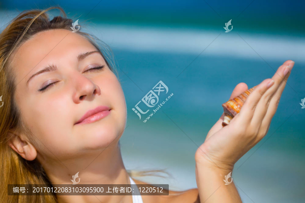 熱帶海灘上的女人