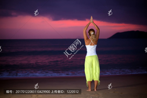 日出時的瑜伽