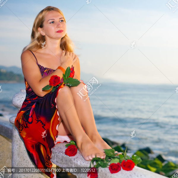 穿著紅色衣服的年輕女人