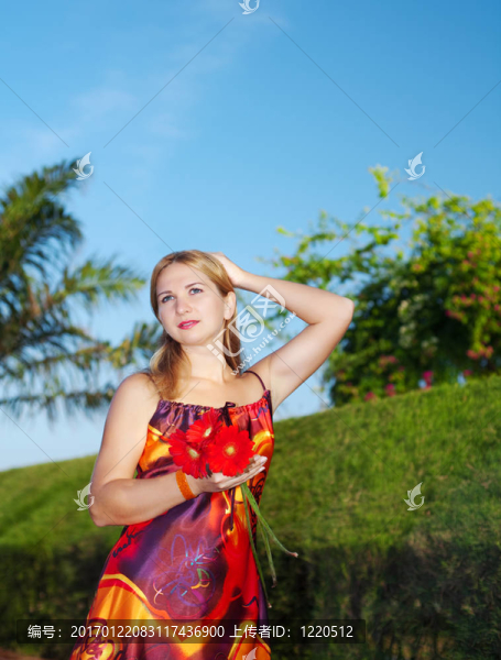 穿著紅色衣服的年輕女人