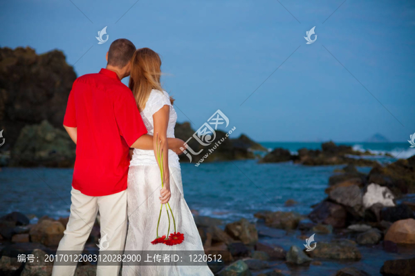 靠近海洋的年輕夫婦