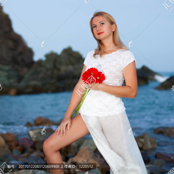 帶花的年輕女人