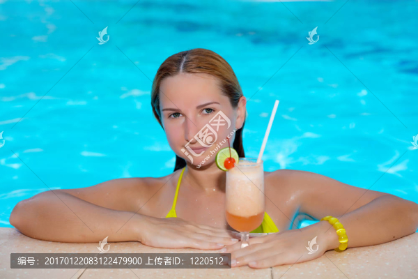 游泳池里的女人