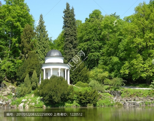 在一個宏偉的公園風景古老的涼亭