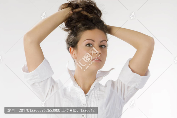 玩弄頭發(fā)