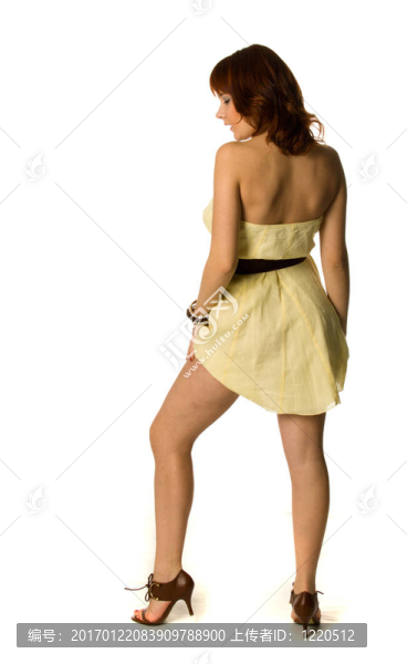 漂亮的女人穿著淺褐色的衣服