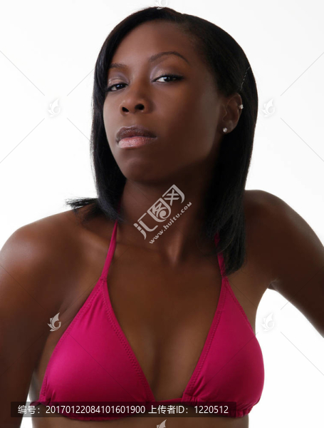 紅色比基尼年輕的黑人婦女