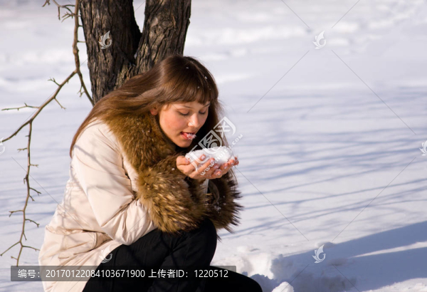 成年的年輕女人舔雪捧