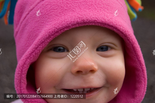 可愛的1歲女孩微笑