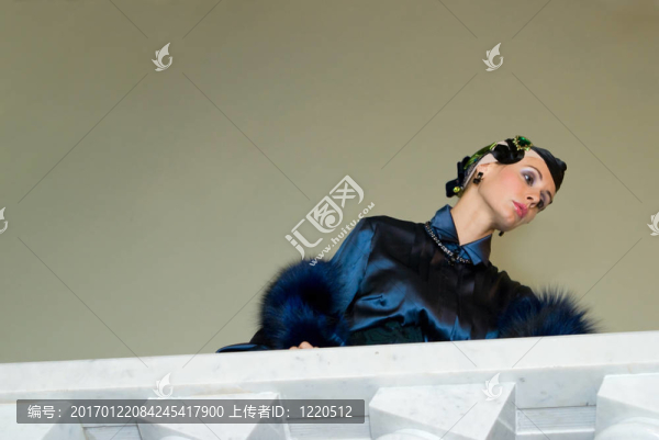 灰色背景上的女孩