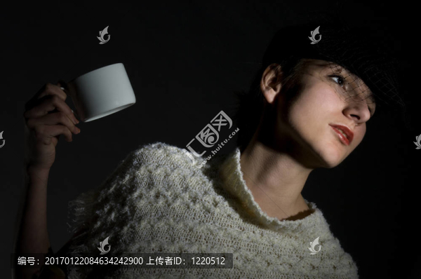 女人和咖啡