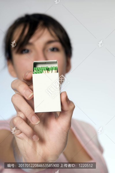 女孩用火柴