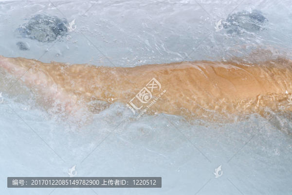 腿在水