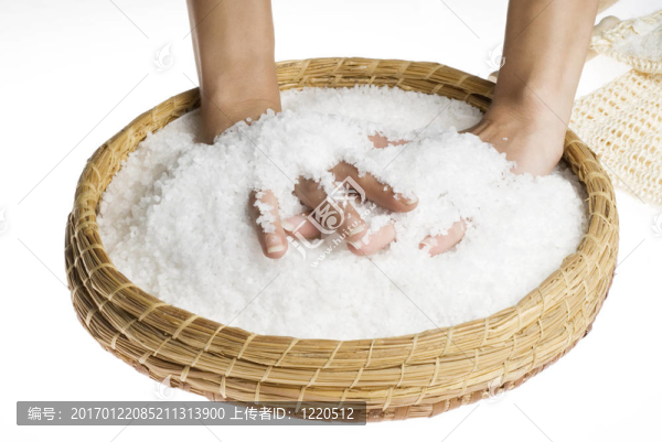 用鹽擦洗雙手