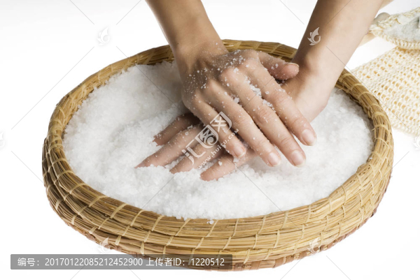 用鹽擦洗雙手