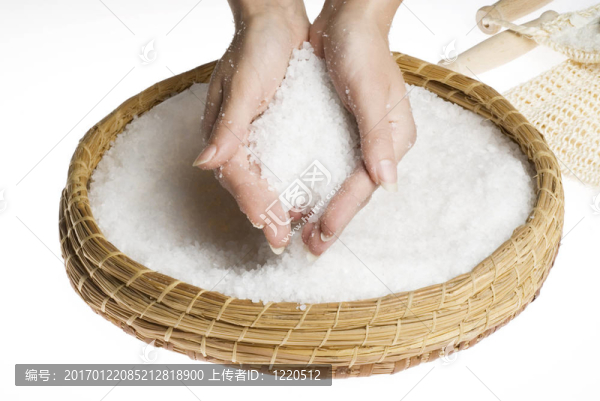 用鹽擦洗雙手